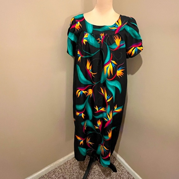 Hilo Hatties Multicolor Tropical Print Mumu, size Medium, Birds of Paradise - Picture 1 of 7